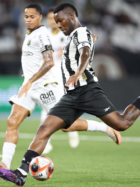 Patrick de Paula, do Botafogo, durante duelo contra o Volta Redonda pelo Campeonato Carioca