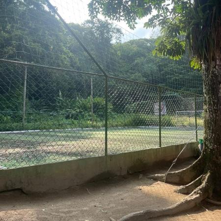 Il campo ristrutturato da Diego Ribas in un villaggio di pescatori a Ilha Grande: uno striscione dei residenti (sullo sfondo) ringrazia l'ex giocatore