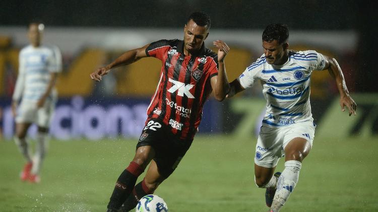 Lucas Braga em ação durante Vitória x Cruzeiro, partida do Brasileirão
