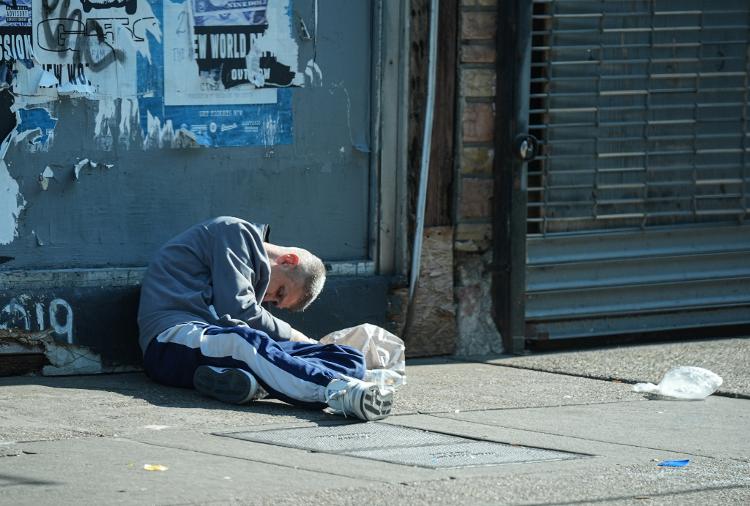 Homem deitado no meio da Avenida Kensington Homem deitado no meio da Avenida Kensington