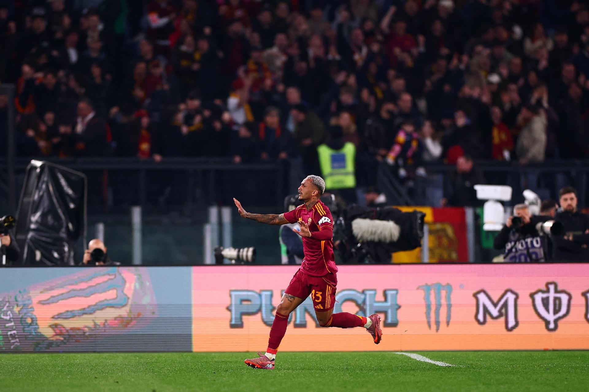 Wesley em comemoração pela Roma