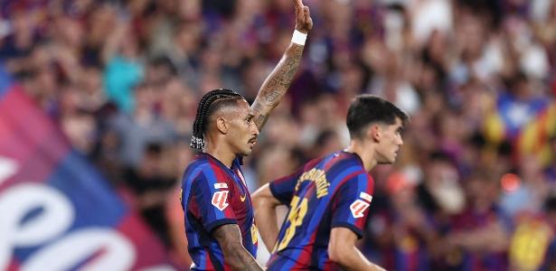 Raphinha marca, Barcelona vence em estreia de Rodri e é líder no Espanhol