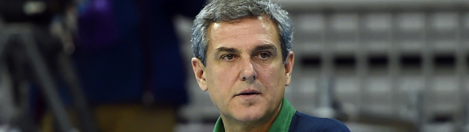 Técnico José Roberto Guimarães orienta a seleção brasileira de vôlei na partida contra Porto Rico