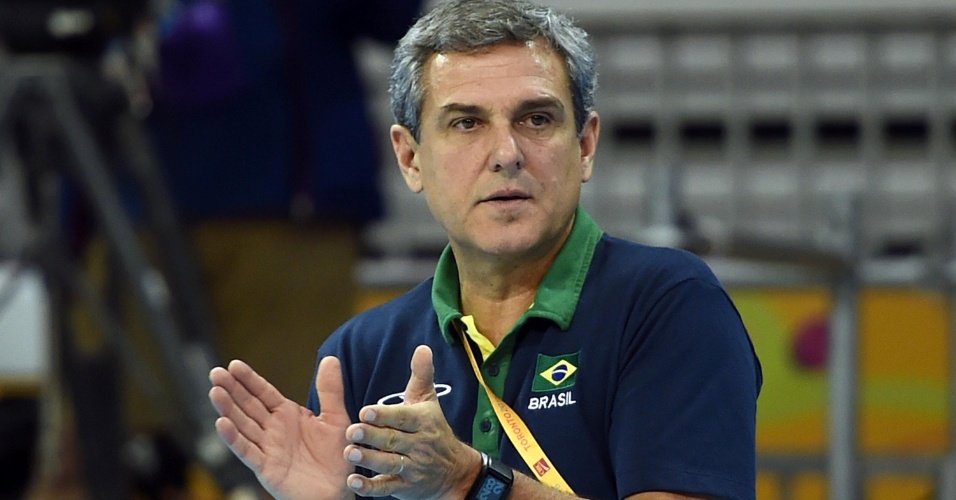 Técnico José Roberto Guimarães orienta a seleção brasileira de vôlei na partida contra Porto Rico