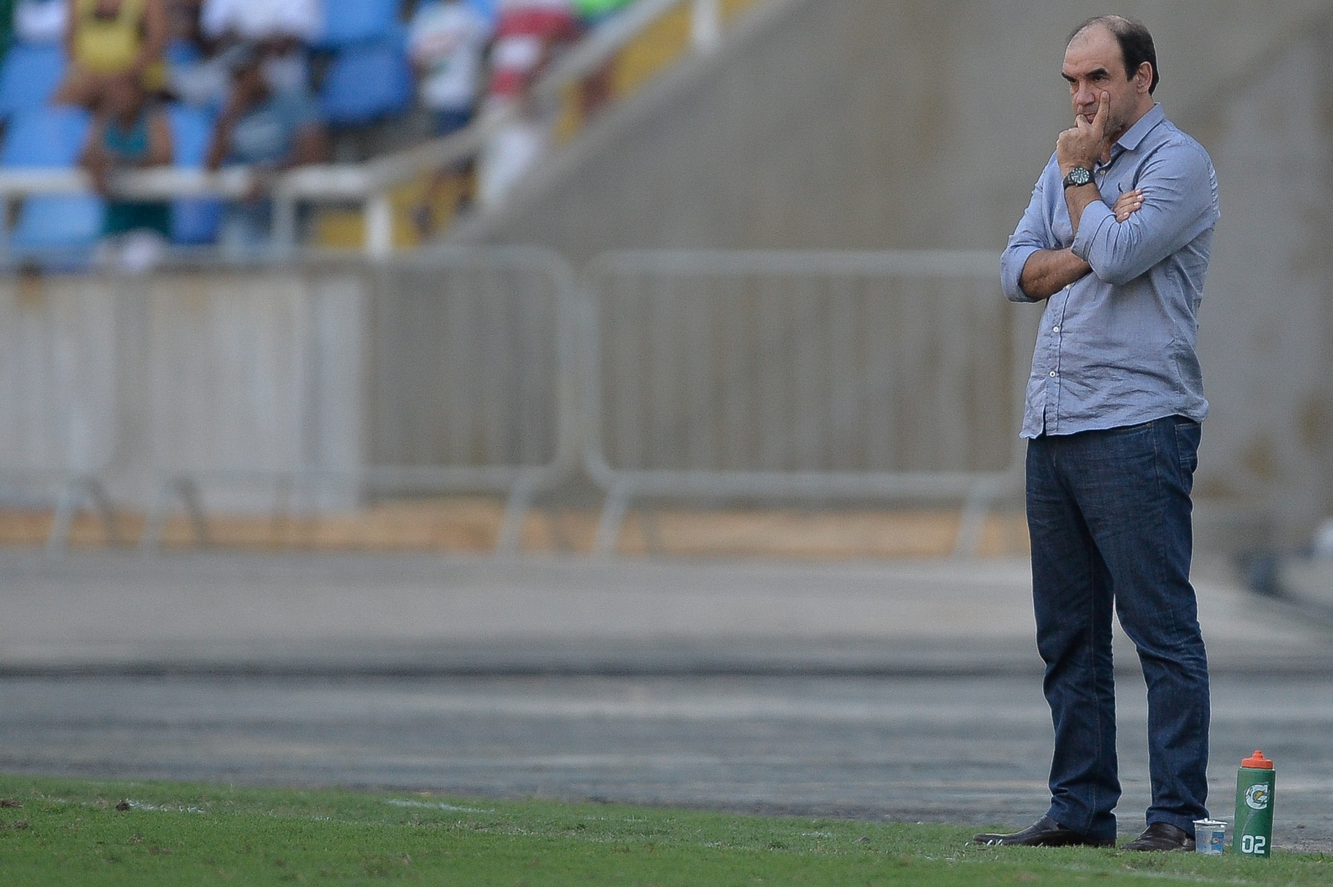 01.ago.2015 - Ricardo Gomes observa o time do Botafogo em ação contra o Luverdense na sua estreia como técnico da equipe carioca - undefined