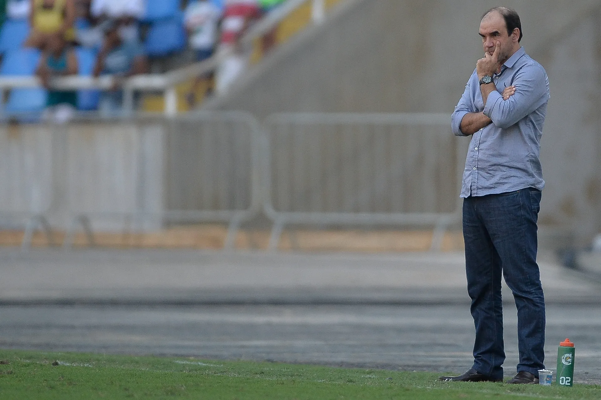 01.ago.2015 - Ricardo Gomes observa o time do Botafogo em ação contra o Luverdense na sua estreia como técnico da equipe carioca - undefined