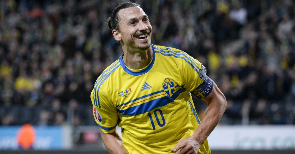 O astro sueco Zlatan Ibrahimovic comemora o primeiro gol sobrea Moldávia pelo Grupo G das eliinatórias da Euro-2016