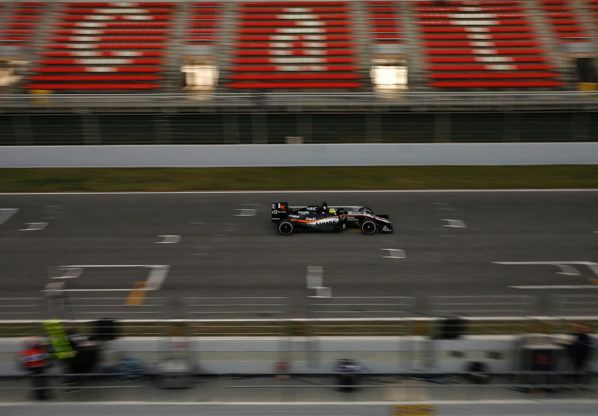 Sergio Perez pilota a Force India na reta de chegada do Circuito da Catalunha durante teste em Barcelona na terça-feira (23) - Sergio Perez/Reuters