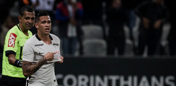 Atacante Luciano comemora gol do Corinthians; hoje jogador tem dificuldade na Grècia - Eduardo Anizelli/Folhapress