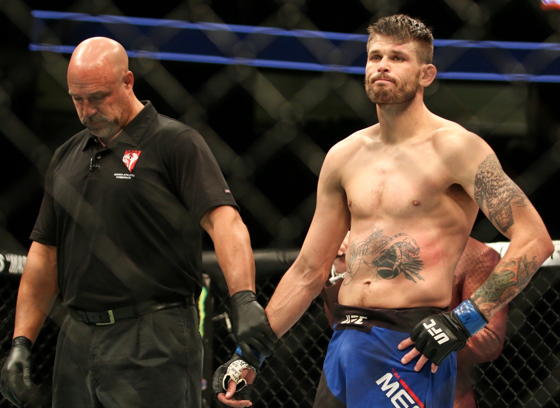 Alex Cowboy e Tim Means se enfrentaram pelos meio-médios; combate terminou com 'no contest', sem vencedor - Rigel Salazar/ Ag. Fight