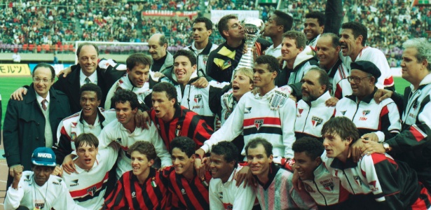 Time do São Paulo campeão mundial de 1993 posa para foto