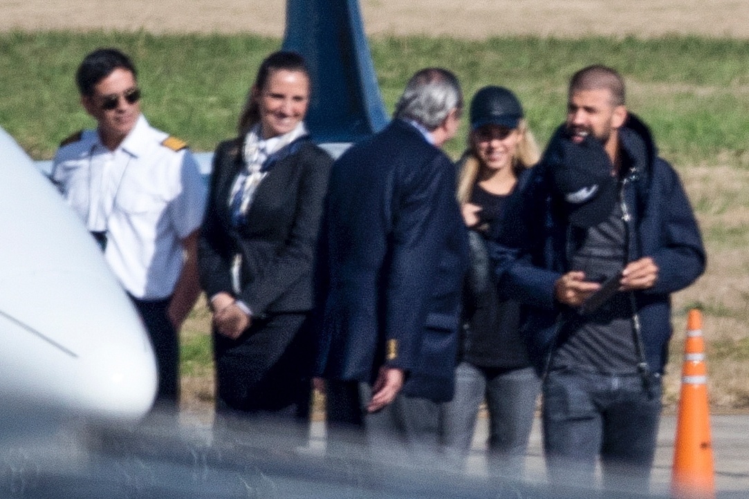 Gerard Piqué e sua esposa, Shakira, chegam a Rosário para o casamento de Messi - Marcelo Manera/AFP Photo