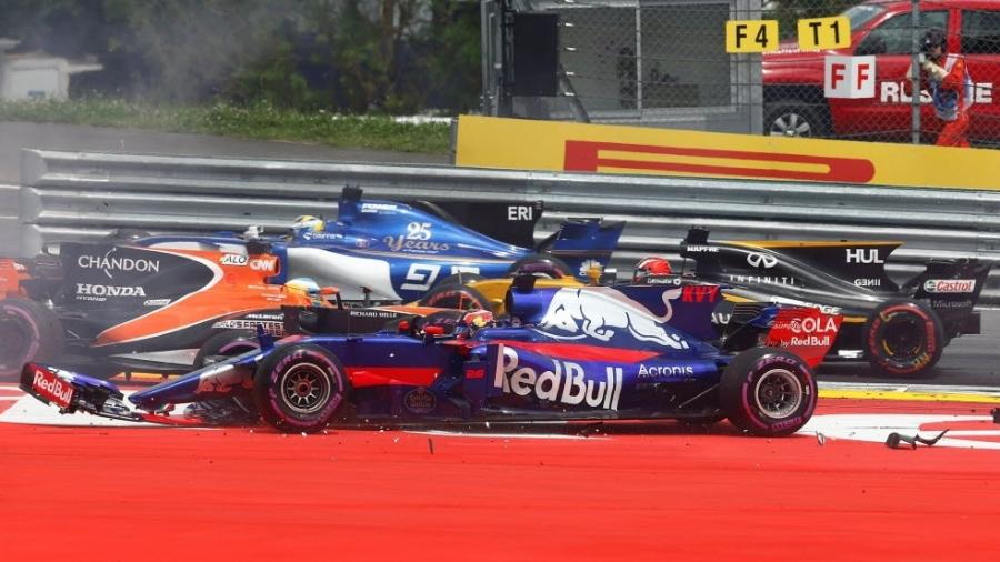 Alonso e Kvyat se chocam na primeira curva do circuito em Spielberg - Reuters