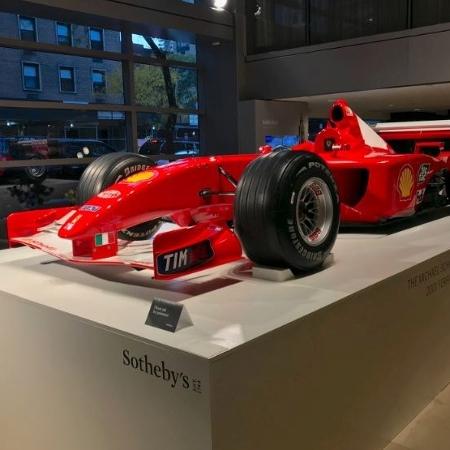Ferrari arrematada pelo valor recorde de 7,5 milhões de dólares, exposta na Casa Sotheby"s - Reprodução/Twitter/Sotheby"s