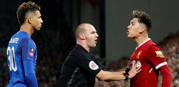 Roberto Firmino discute com Holgate na partida entre Liverpool e Everton na sexta - Reuters/Carl Recine