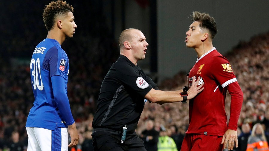 Roberto Firmino discute com Holgate na partida entre Liverpool e Everton - Reuters/Carl Recine