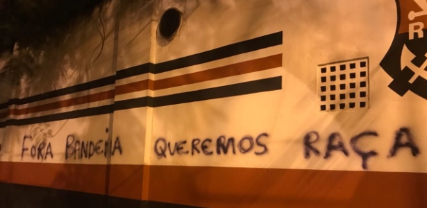 Os muros da Gávea foram pichados após o tropeço do Flamengo no Maracanã - Reprodução