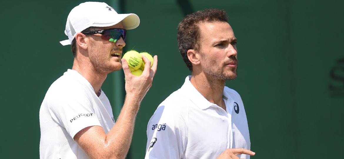Jamie Murray e Bruno Soares em ação no tradicional torneio de Wimbledon - Oli Scarff/AFP
