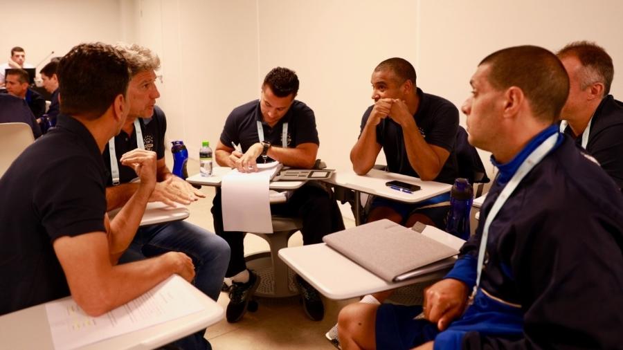 Renato Gaúcho e Roger Machado durante aula de licença PRO na CBF - Divulgação