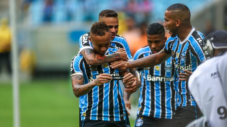 Everton faz homenagem - LUCAS UEBEL/GREMIO FBPA - LUCAS UEBEL/GREMIO FBPA