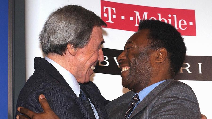 Gordon Banks e Pelé durante encontro em 2004 - David Bebber/Reuters