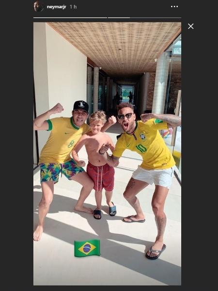 Neymar se prepara para ver o jogo do Brasil com Davi Lucca - Reprodução