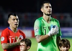 À sombra do bicampeão Bravo, goleiro nascido na Argentina escolheu o Chile - Henry Romero/Reuters