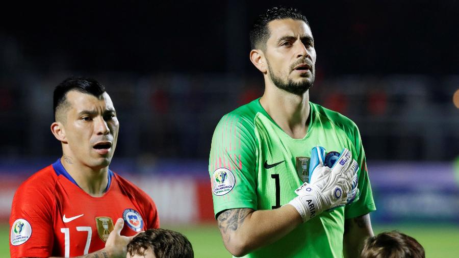 Goleiro Arias, nascido na Argentina, canta hino do Chile antes da partida contra o Japão - Henry Romero/Reuters