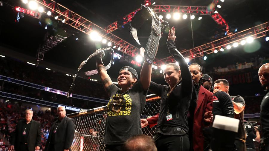 Amanda Nunes celebra após vitória sobre Holly Holm no UFC 239 - Sean M. Haffey/Getty Images