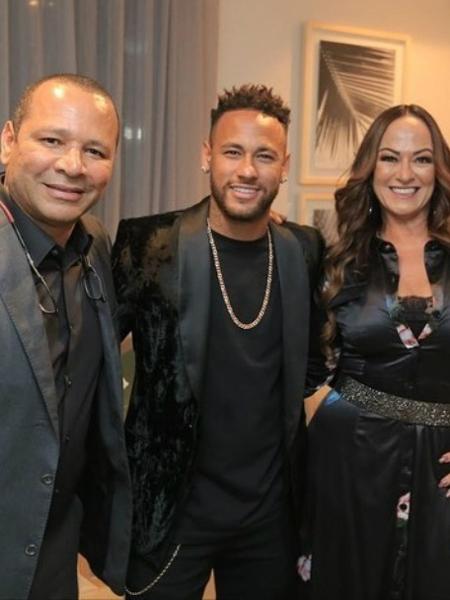 Neymar posa com o pai, Neymar, e a mãe, Nadine, na inauguração da sede da NR Sports - reprodução/Instagram
