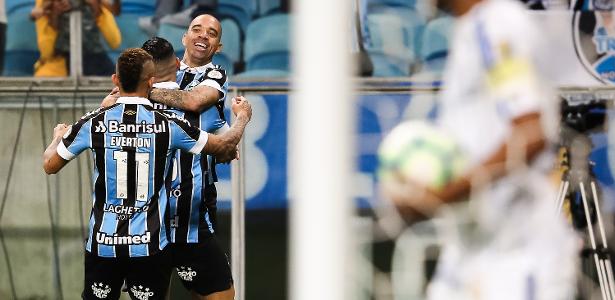 Grêmio goleia o Avaí na Arena e cola no G-6