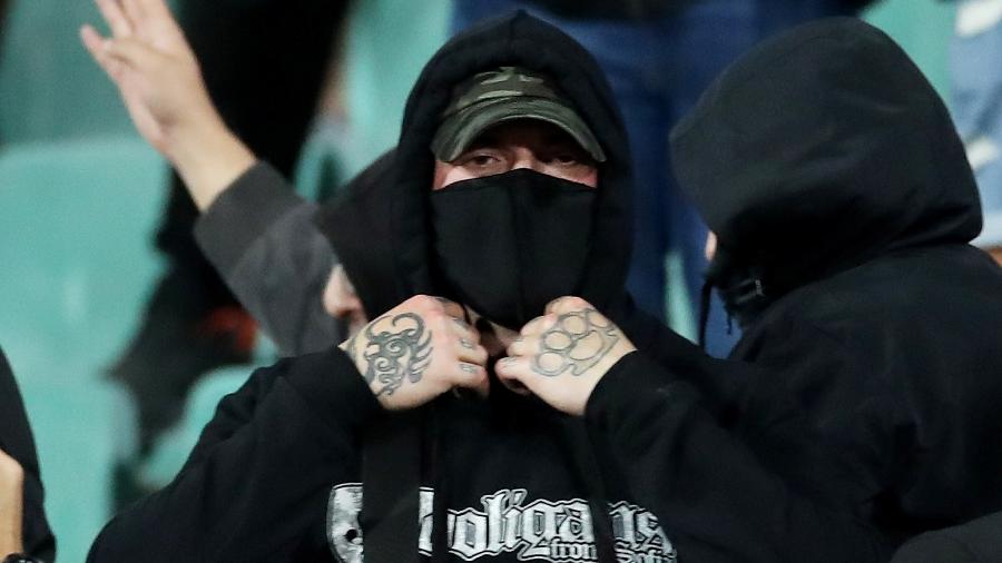 Torcedores da bulgaria tentam enconder o rosto após atos racistas - Reuters/Carl Recine