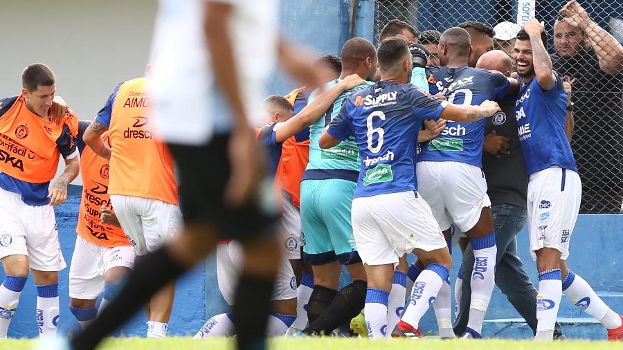 Jogadores do Aimore comemoram gol diante do Grêmio - Pedro H. Tesch/AGIF