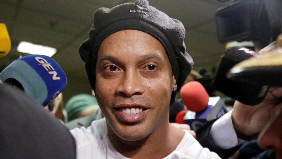 Ronaldinho deixa a prisão em Assunção, no Paraguai - Jorge Adorno/Reuters