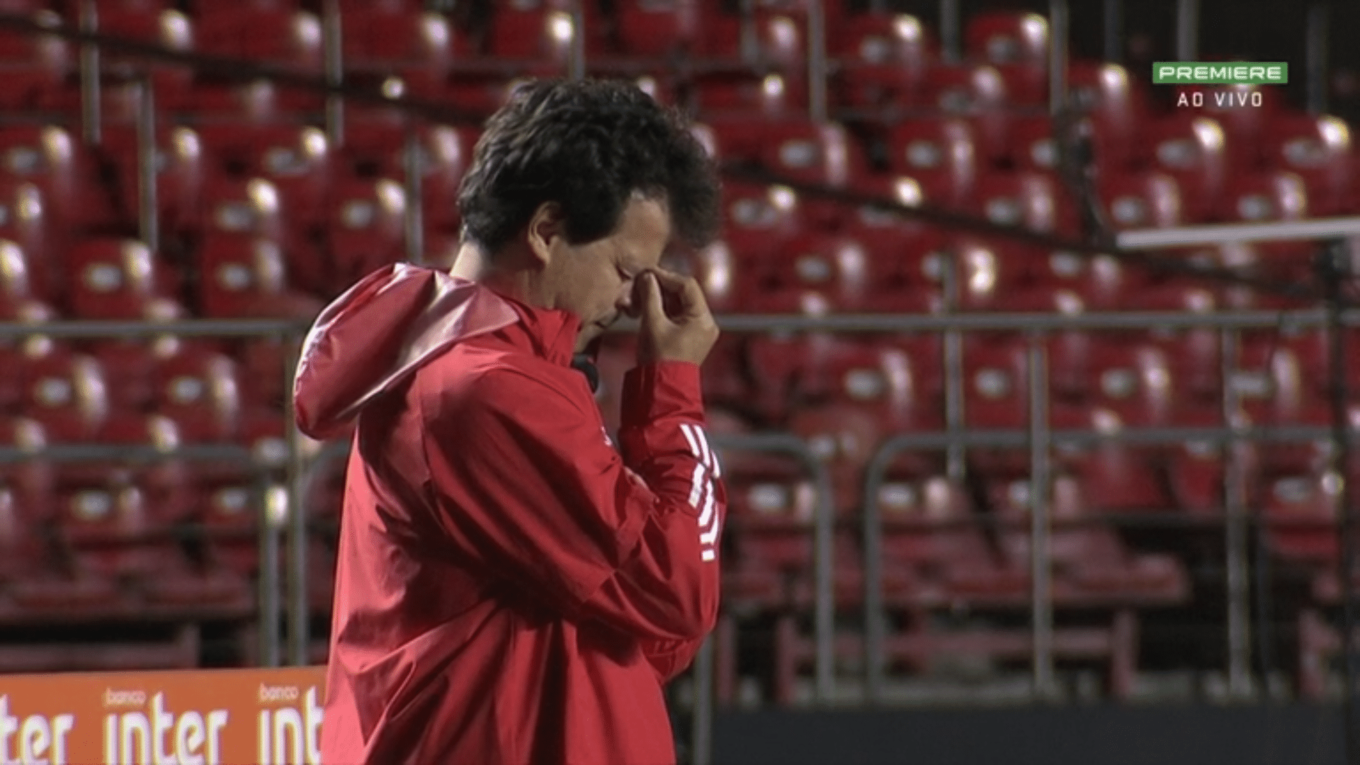 Vergonha, #ForaDiniz, omissão e mais: torcedores se revoltam nas redes sociais com eliminação do SPFC