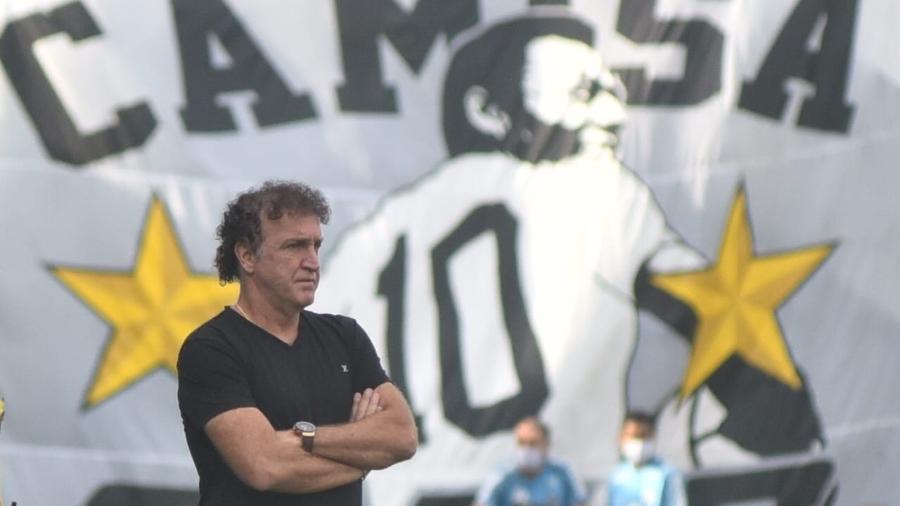 Cuca observa o jogo do Santos da beira do campo - Ivan Storti/Santos FC