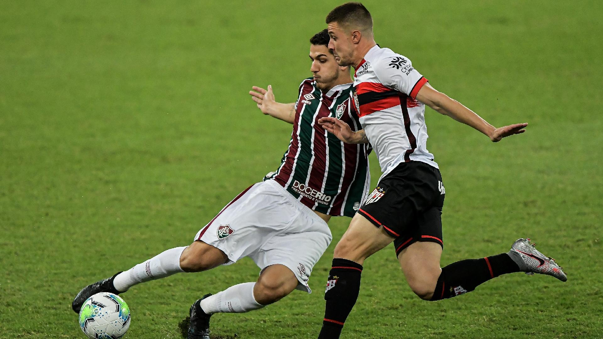 Nino, jogador do Fluminense, disputa lance com Renato Kayzer, jogador do Atletico-GO, em duelo válido pelo Brasileirão 