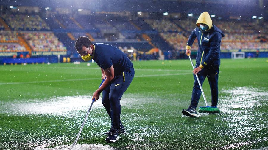 Partida entre Villarreal e Maccabi Tel-Aviv foi atrasada por conta de forte chuva - Getty Images