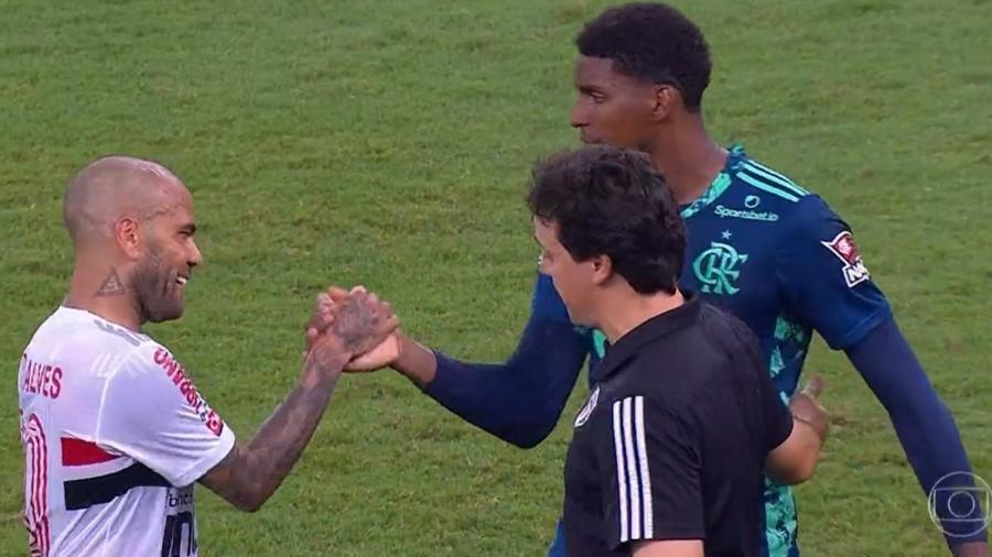 Daniel Alves consola Hugo após o apito final da partida entre Flamengo x São Paulo  - Reprodução/Globo