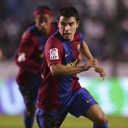 Javier Saviola, com Ronaldinho ao fundo, durante jogo do Barcelona