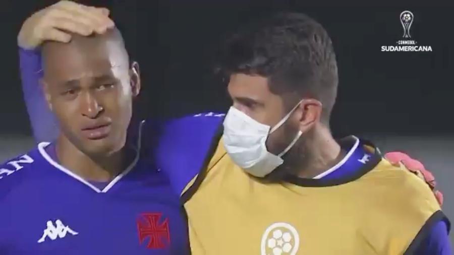 Jovem goleiro Lucão, de 19 anos, chorou após falhar e foi consolado pelo companheiro de setor Fernando Miguel - Reprodução / Conmebol TV