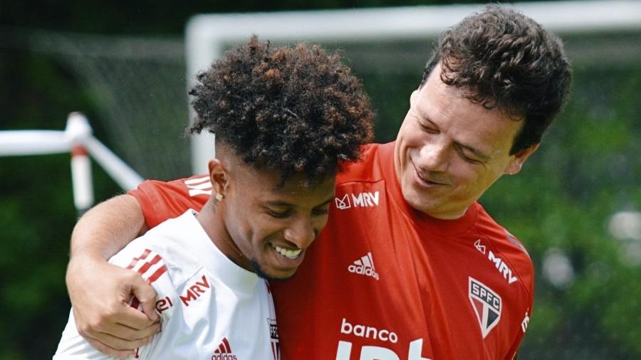 Tchê Tchê e Fernando Diniz se abraçam após polêmica por xingamentos do treinador - Divulgação