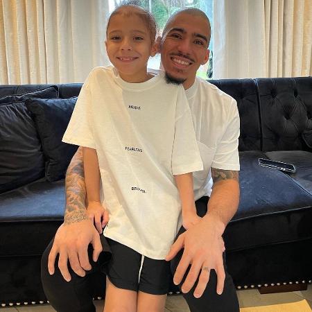O jogador Allan Marques raspou a cabeça em apoio ao filho que possui alopecia - Reprodução/Instagram/Thais Valentim