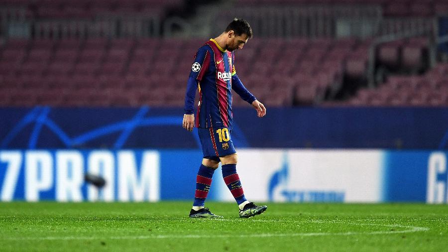 Messi deixa o campo cabisbaixo após derrota do Barcelona para o PSG - David Ramos/Getty Images