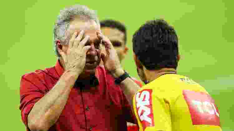 Abel Braga conversa com árbitro no Beira-Rio em Inter x Corinthians - Pedro H. Tesch/AGIF - Pedro H. Tesch/AGIF