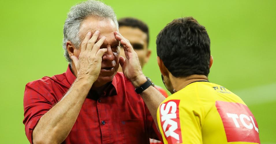 Abel Braga discute com árbitro durante partida contra o Corinthians