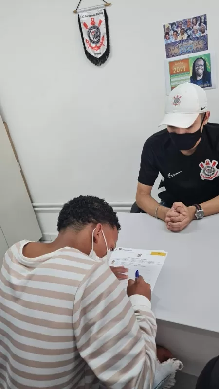 Ruan Rodrigo assina contrato com o Corinthians - Arquivo Pessoal - Arquivo Pessoal