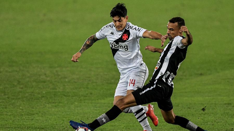 Germán Cano e Gilvan disputam lance em Botafogo x Vasco pela Série B - Thiago Ribeiro/AGIF