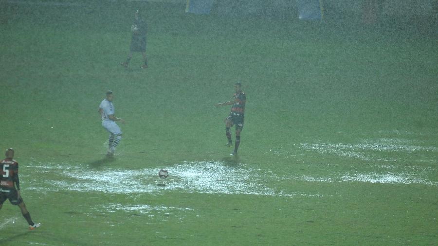 Chuva encharca gramado em Itapira e adia etapa final de Vasco 1 x