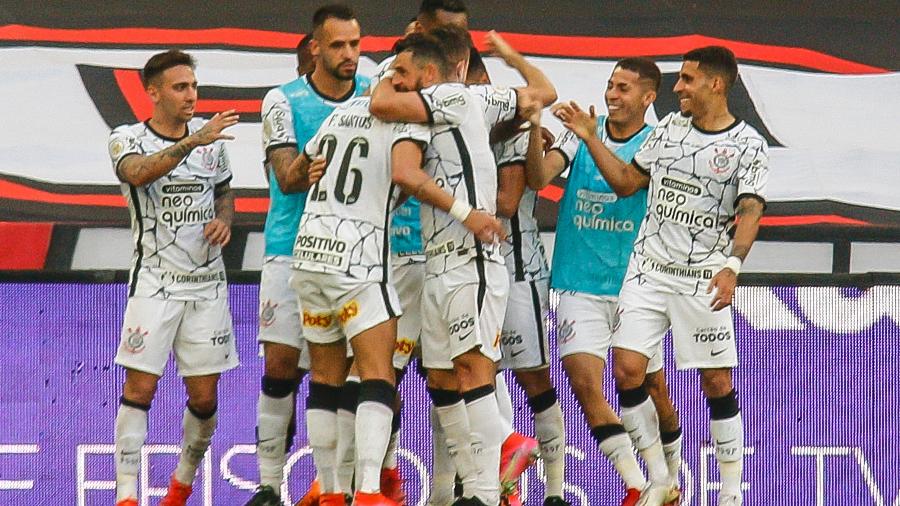 Jogadores do Corinthians se abraçam após gol de Roni contra o Athletico-PR - Gabriel Machado/AGIF